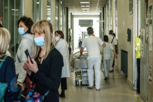 Stop all’obbligo delle mascherine nei reparti con fragili