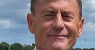Donna accusata di aver ucciso la guardia giurata dell’Asda, la famiglia dell’uomo rende omaggio al “marito e padre molto amato”