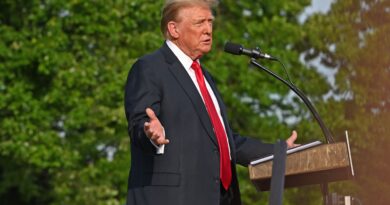 Donald Trump celebra l’indipendenza americana distruggendo Joe Biden e Kamala Harris