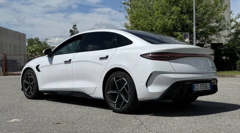 VIDEO: BYD Seal AWD Excellence: sfida alla Tesla Model 3, il video in pillole