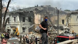 Guerra Ucraina – Russia, le notizie di oggi. Zelensky: 37 morti e 170 feriti nei bombardamenti russi. Fonti Usa: al vertice Nato saranno annunciati Patriots ed F16 per Kiev