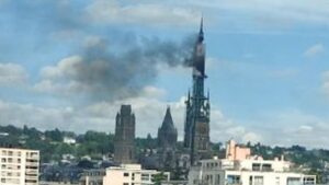 In fiamme la guglia di una famosa cattedrale francese