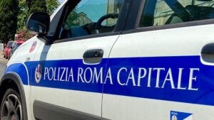 Sviene per il caldo e finisce con l’auto contro un muro all’Aurelio: Stefano Acquaviva muore a 54 anni