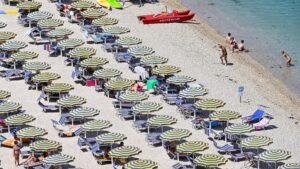 Salento, turista di 12 anni denuncia: “Violentata nel villaggio turistico da un animatore”. Scatta l’inchiesta