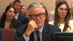 Alec Baldwin dovrebbe avere “la decenza umana di chiedere scusa”, dice l’avvocato della famiglia di Halyna Hutchins