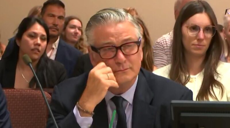 Alec Baldwin dovrebbe avere “la decenza umana di chiedere scusa”, dice l’avvocato della famiglia di Halyna Hutchins
