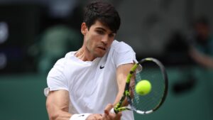 Alcaraz contro Djokovic, la finale di Wimbledon in diretta. Lo spagnolo vince il primo set 6-2