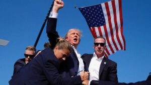Spari contro Trump a un comizio in Pennsylvania: ferito a un orecchio. Ucciso l’attentatore, un ventenne. Una vittima tra il pubblico. Dubbi sulla sicurezza. Il magnate: “Solo Dio ha evitato l’impensabile”