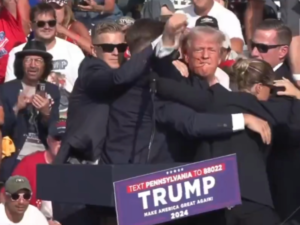Usa, attentato contro Donald Trump: spari durante il comizio. The Donald ferito a un orecchio