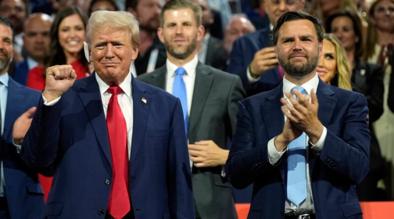 Trump appare tra i cori dei sostenitori repubblicani mentre Biden definisce il commento “bullseye” un “errore”