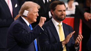 Arriva Trump alla Convention repubblicana: sugli schermi un video con le cadute di Biden. Il presidente Usa incorona Kamala Harris