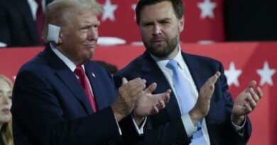FOTO: Trump accolto come un re alla convention di Milwaukee. E spuntano le t-shirt “a prova di proiettile”