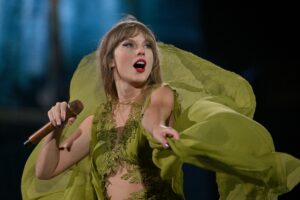 Shake It Off: Taylor Swift mangia il suo terzo insetto sul palco