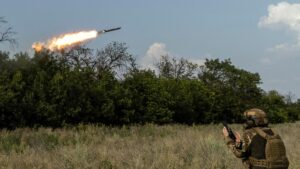 Guerra Ucraina – Russia, le notizie di oggi. Kiev, combatteremo Mosca anche se vince Trump. Oggi processo per Gershkovich: rischia 20 anni di carcere