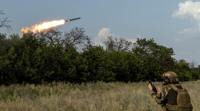 Guerra Ucraina – Russia, le notizie di oggi. Kiev, combatteremo Mosca anche se vince Trump. Oggi processo per Gershkovich: rischia 20 anni di carcere