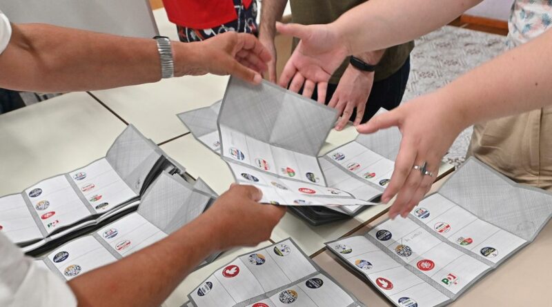 Astensionismo, tre italiani su dieci sono poco o per niente interessati alla politica. Bocciati parlamentari e partiti, meglio i sindaci