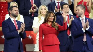 La moglie e la figlia maggiore di Trump fanno una rara apparizione sul sentiero della campagna presidenziale