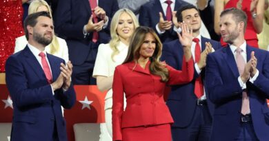La moglie e la figlia maggiore di Trump fanno una rara apparizione sul sentiero della campagna presidenziale