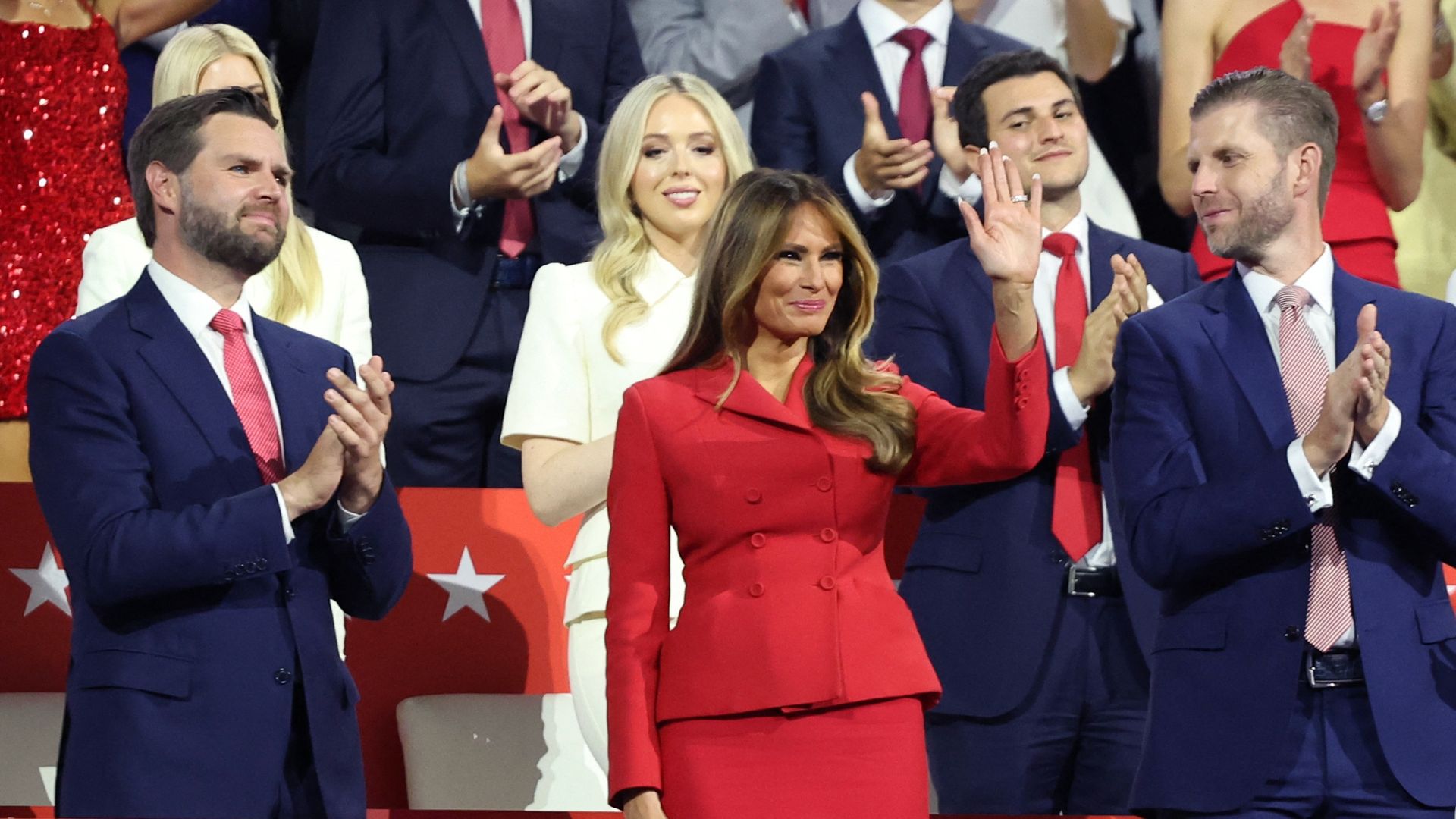 La moglie e la figlia maggiore di Trump fanno una rara apparizione sul sentiero della campagna presidenziale