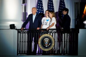 Biden prova a resistere ma sempre più Dem lo incalzano