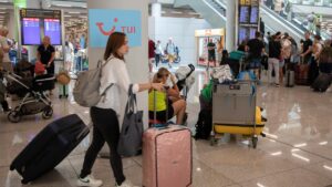I passeggeri delle compagnie aeree si trovano ad affrontare “attese di nove ore” e “bagagli smarriti” un giorno dopo un’interruzione globale dell’IT