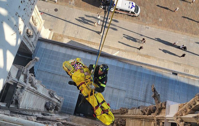 Turista americana sviene sulle terrazze del Duomo di Milano, salvata