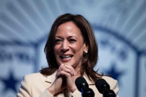 Elezioni Usa 2024, Harris condanna le proteste pro-Gaza con le bandiere bruciate: “Gesti pieni d’odio”. Nuovi sondaggi: Trump avanti in quattro Stati chiave