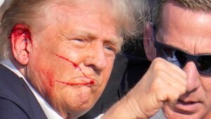 Secondo il capo dell’FBI, Trump potrebbe essere stato colpito da schegge durante un attentato