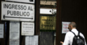 Roma, svolta nelle indagini sull’omicidio dell’81enne colpito da un proiettile vagante mentre era in auto: arrestate due persone