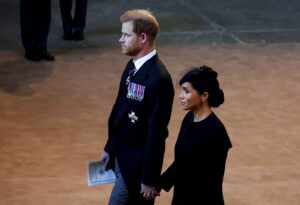 Il principe Harry dice che Meghan Markle non è al sicuro nel Regno Unito: “Basta un attore solitario”