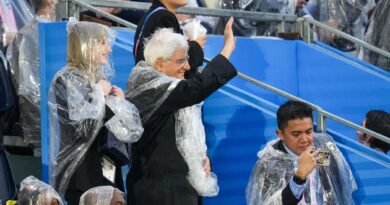 Olimpiadi in diretta. La cerimonia d’apertura con lo show di Lady Gaga. Fischi a Israele, applausi per l’Italia e la Palestina. Pioggia battente, Mattarella con l’impermeabile. E Tamberi perde la fede nunziale