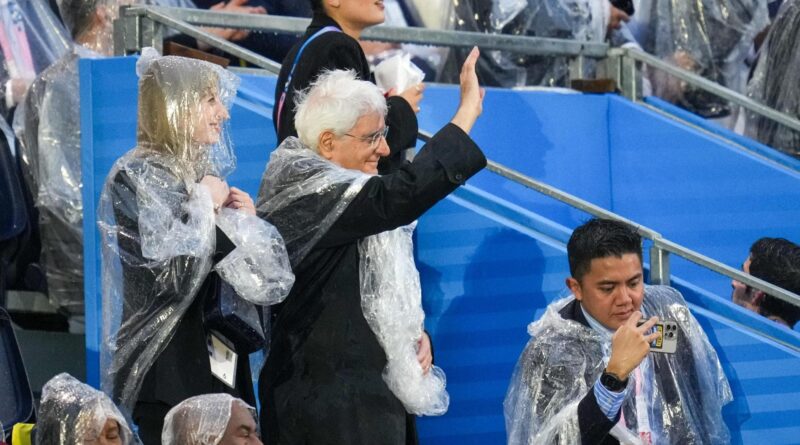 Olimpiadi in diretta. La cerimonia d’apertura con lo show di Lady Gaga. Fischi a Israele, applausi per l’Italia e la Palestina. Pioggia battente, Mattarella con l’impermeabile. E Tamberi perde la fede nunziale