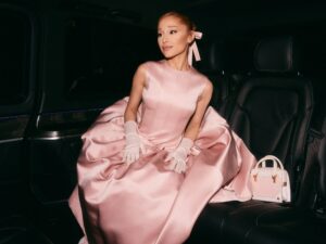 Ariana Grande si è trasformata in Glinda Pink alla cerimonia di apertura delle Olimpiadi del 2024