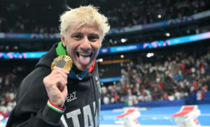 Primo oro dell’Italia alle Olimpiadi di Parigi, Martinenghi vince i 100 rana: ‘Ho colto l’attimo’