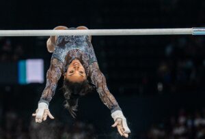 Lady Gaga, Ariana Grande, Tom Cruise e altri personaggi di spicco riempiono le tribune delle Olimpiadi di Parigi per il ritorno di Simone Biles