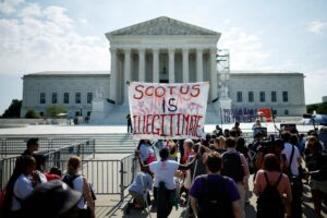 La Corte Suprema sta “minando attivamente” la democrazia: Elizabeth Warren