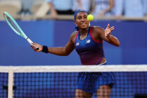 Coco Gauff vince il primo match in solitaria della sua carriera olimpica con uno stile tutto suo
