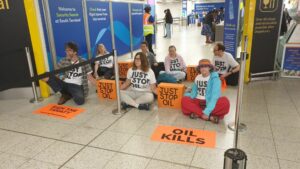 Gli attivisti di Just Stop Oil bloccano i gate di partenza dell’aeroporto di Gatwick