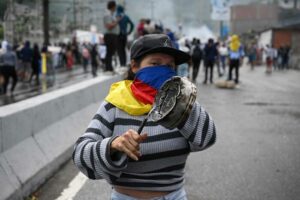Maduro rieletto, espulsi i diplomatici di 7 paesi latinoamericani. Scontri e arresti a Caracas