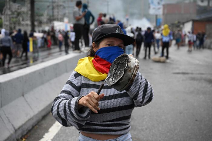 Maduro rieletto, espulsi i diplomatici di 7 paesi latinoamericani. Scontri e arresti a Caracas