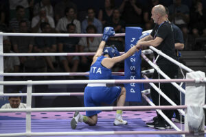 Boxe, Angela Carini abbandona il match contro Imane Khelif, si inginocchia e piange