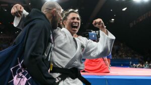 Olimpiadi Parigi 2024, le news di oggi: Carini si ritira contro Imane Khelif. Meloni: “Non era incontro ad armi pari”. Le azzurre del fioretto in finale contro gli Usa. Bellandi nel judo per l’oro. Canoa, De Gennaro in finale del K1 slalom