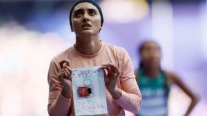 Afghana arriva ultima nei 100, poi mostra il messaggio sotto il pettorale: “Istruzione e sport i nostri diritti”