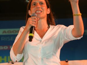 Strage di Bologna, Schlein fomenta l’odio contro Meloni: “Fanno gli offesi”