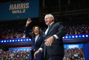 Tim Walz dimostra di saper fare tutto (mettere in guardia contro i pericoli di Donald Trump e fare una battuta sul divano di JD Vance)