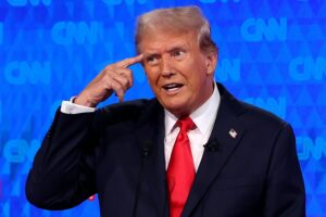 Trump dice bugie, sminuisce l’intelligenza di Harris, insulta gli ebrei e blatera di “manicomi” in una conferenza stampa senza regole