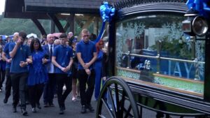 Centinaia di persone si riuniscono per il funerale di Jay Slater, morto a Tenerife