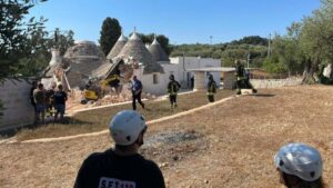 Esplosione in un trullo nel Brindisino: una donna ferita, si scava tra le macerie