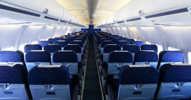 Vola per due giorni in aereo senza biglietto: ecco come ha fatto