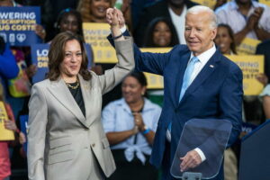 Harris-Biden, primo comizio insieme. Applausi per Biden: “Grazie Joe”